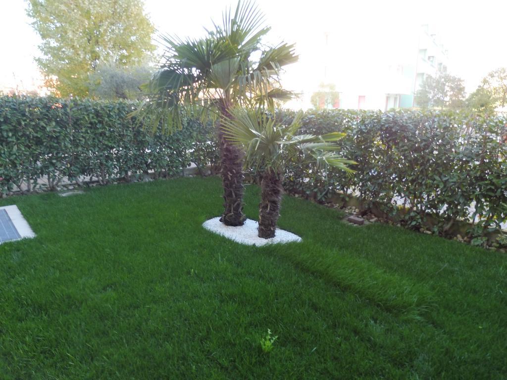 Residence Elisa Piano Terra Con Giardino E Posto Spiaggia Incluso Caorle Room photo