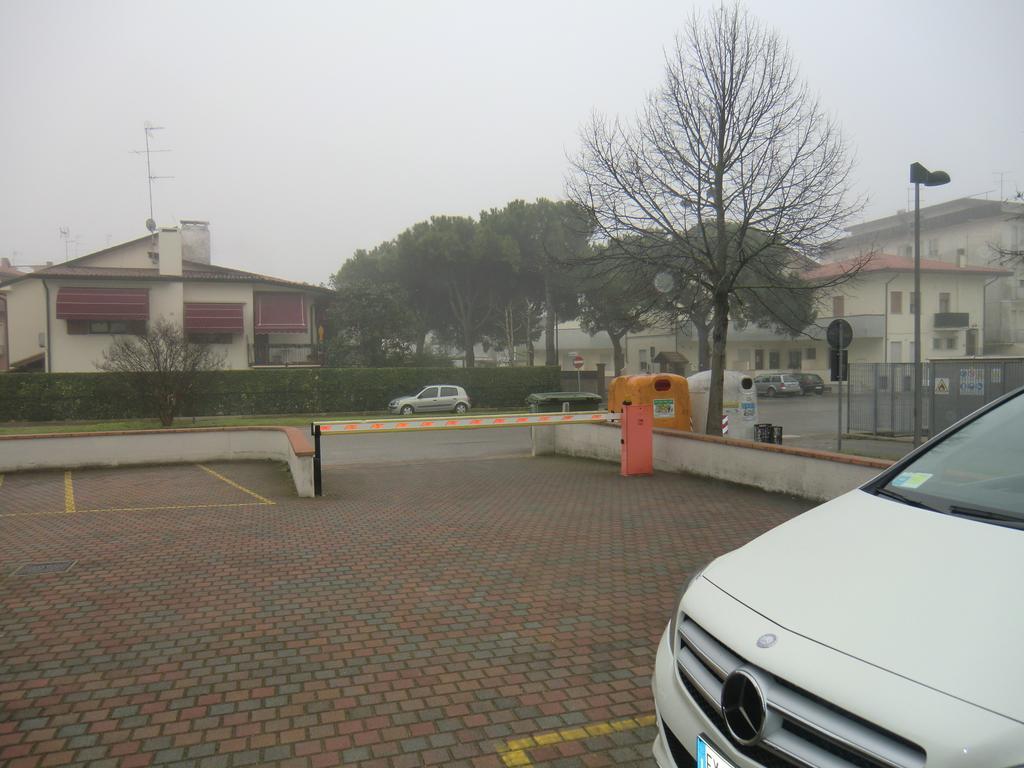 Residence Elisa Piano Terra Con Giardino E Posto Spiaggia Incluso Caorle Room photo